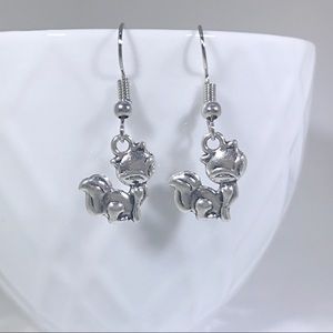 🆕😍 Adorable Antique Silver Fox Charm Earrings